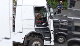Un camion s'est renversée sur une voiture avec un bébé à l'intérieur
