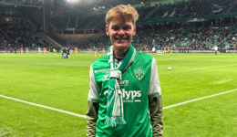 Baptiste Chassagne avec un maillot de l'ASSE