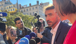 Le maire de Lyon Grégory Doucet, lors du lancement de sa campagne aux côtés de la députée socialiste Sandrine Runel