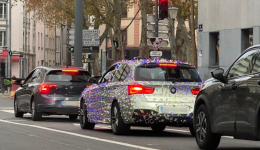 Une voiture transformée en sapin de Noël à Lyon