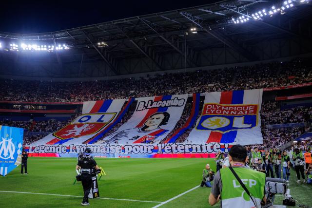 Le tifo des supporters Lyonnais avant OL-OM pour rendre hommage à Bernard Lacombe. © Radio SCOOP ? Pauline Figuet