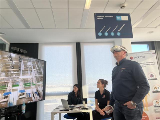 Les casques de réalité virtuelle sont déjà utilisés dans certains services. © Radio scoop