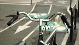 Un vélo sur une piste cyclable