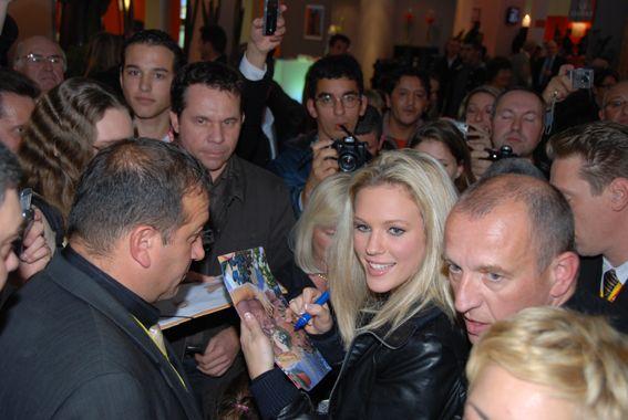 Lorie en interview au GPTL - Lorie avec ses fans
