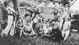 Le 6 avril 1944, les 44 enfants de la colonie d'Izieu et leurs moniteurs sont arrêtés par les hommes de Klaus Barbie.