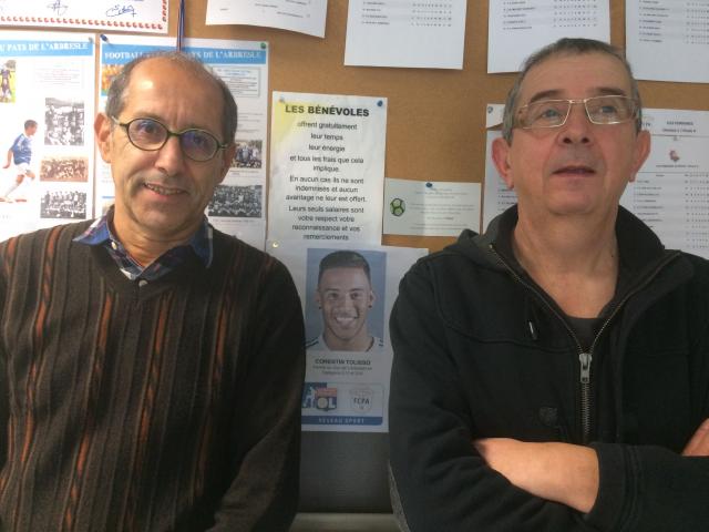 Alain Charif (Ã gauche) et Marc Bellaigues encadrent une photo de Corentin Tolisso © Gaël Berger