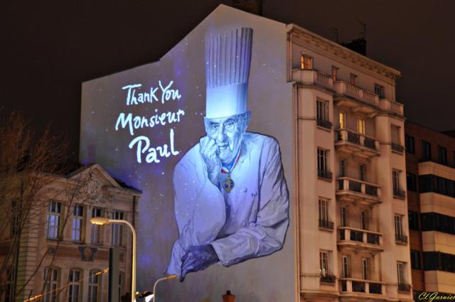 La fresque dédiée à Paul Bocuse en face des Halles de Lyon. © Twitter / @MaxGonalons
