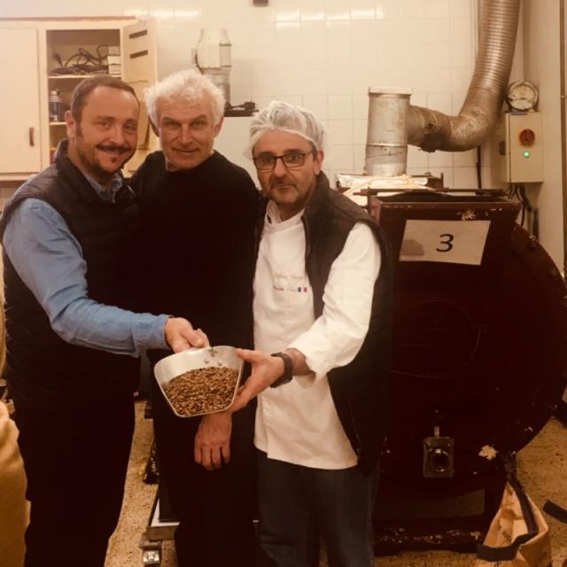 Le journaliste Vincent Ferniot (à gauche), à l'origine du projet avec François Pralus (au centre) et Stéphane Grange (à droite), le chef de fabrication de la manufacture Pralus. © Chocolats Pralus