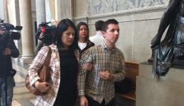 Marin arrive au procès de son agresseur présumé au bras de sa maman