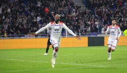 Moussa Dembélé célèbre son but au Parc OL.