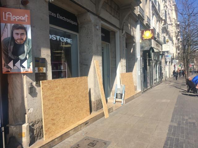 Les commerçants se barricadent à Saint-Étienne © Radio Scoop
