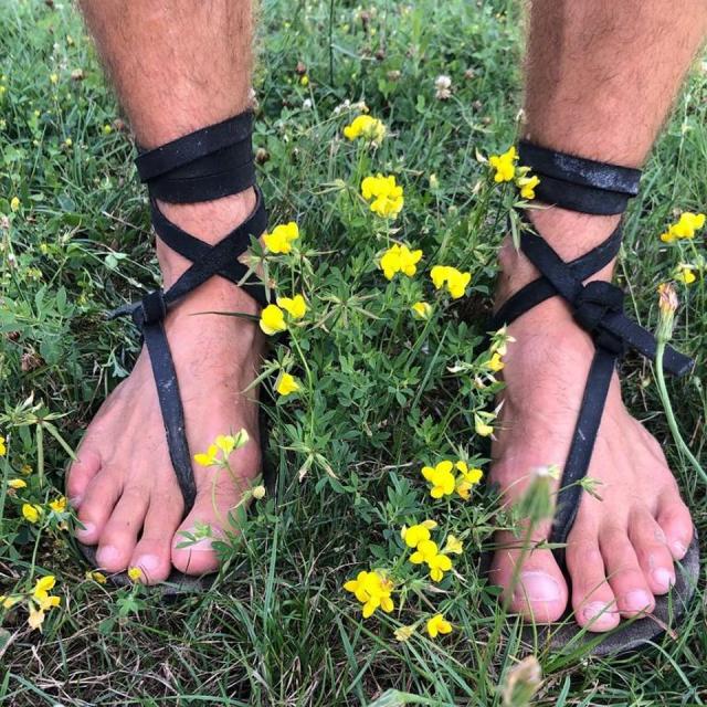 Julien Picard s'élance sur l'UTMB... en sandales ! © Facebook - Juju le Raramuri