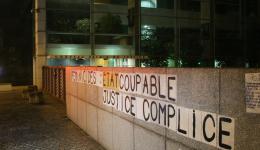 Des affiches ont été collées sur les murs du tribunal à Lyon