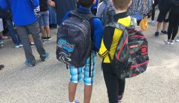 Des enfants dans une cour de récréation