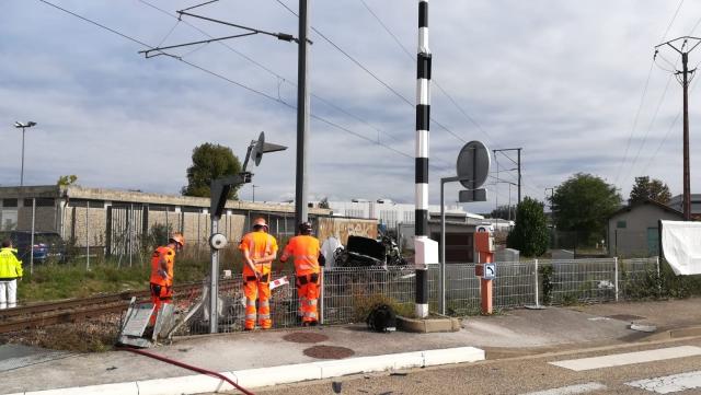L'accident entre une voiture et un train à Bourg-en-Bresse a fait 2 morts © Radio Scoop Delphine Convert
