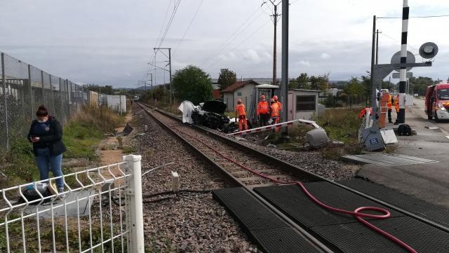 L'accident entre une voiture et un train à Bourg-en-Bresse a fait 2 morts © Radio Scoop Anthony Perrel