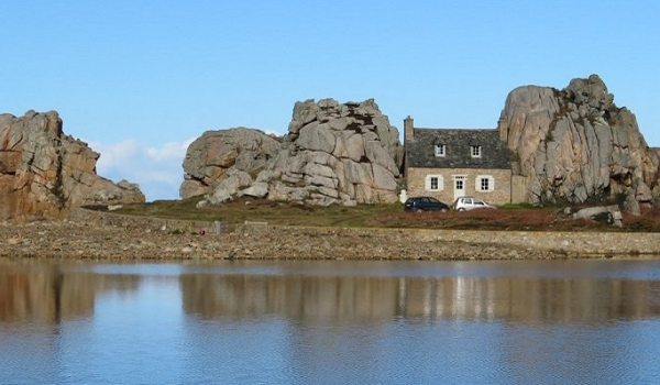 Maison entre les rochers © DouceCahute