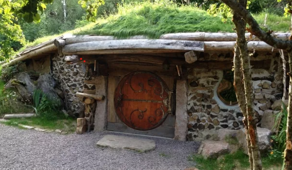 Maison de Semi-Hommes © Site officiel du Domaine de la Pierre Ronde