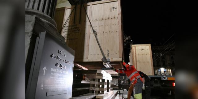 Les statues de la Sâone et du Rhône transportées de la place Bellecour au Musées des Beaux-Arts de Lyon © Muriel Chaulet Ville de Lyon
