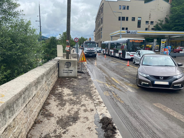 Le quai Joseph Gillet est coupé dans un sens (en direction de Caluire-et-Cuire) pour permettre le déblayage. © Valentin Chenard