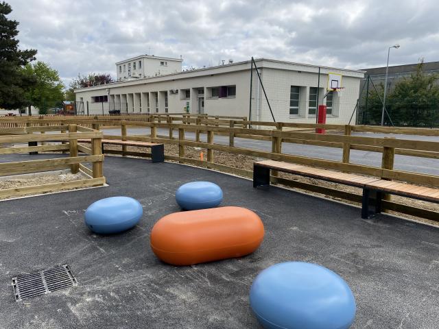 Le mobilier urbain revient dans les cours d'école © Radio Scoop Céline Boucharlat
