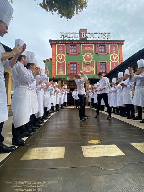 Davy Tissot et le trophée du Bocuse d'Or à l'Auberge de Collonges