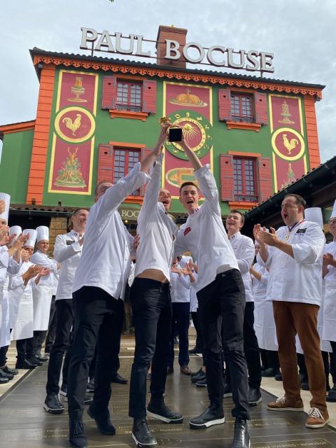 Davy Tissot et son équipe fêtent la victoire du Bocuse d'Or à l'Auberge de Collonges