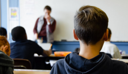 Un enfant dans une classe