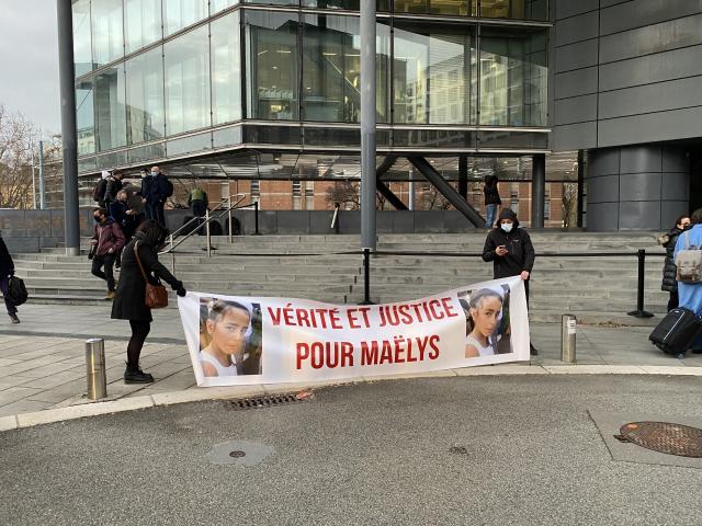 Devant le palais de justice de Grenoble avant l'ouverture du procès © Radio Scoop Céline Boucharlat
