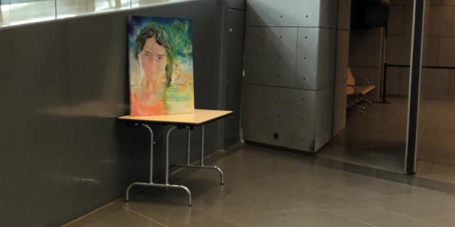 Un portrait de Maëlys dans la salle des pas perdus du palais de justice de Grenoble © Radio Scoop