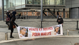 Une banderole est déployée devant le palais de justice de Grenoble lors de l'ouverture du procès de Nordahl Lelandais