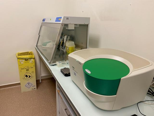 Le nouvel équipement du CHU de Clermont-Ferrand (Puy-de-Dôme) permet d'analyser de manière plus précise les cellules cancéreuses. © Tiphaine Coulon / Radio Scoop