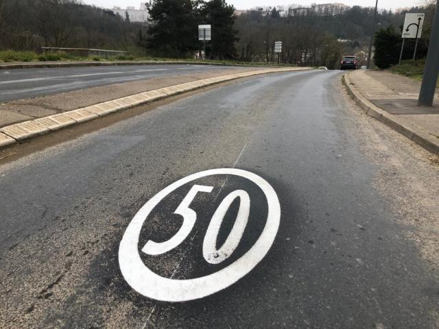 Signalisation pour les axes qui restent à 50 km/h © Radio Scoop Gaetan Barralon