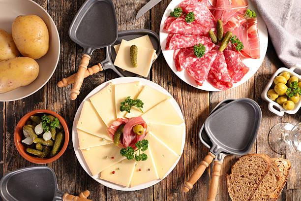 Raclette © iStock - margouillatphotos