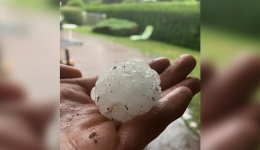 Un grêlon de la taille d'une balle de ping-pong