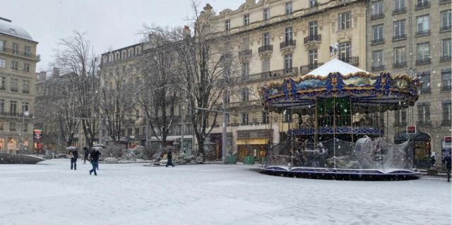 La neige sur la place de l'Hôtel-de-Ville, à Saint-Étienne © Anthony Perrel