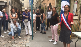 Un rassemblement a eu lieu devant la mairie du 1er arrondissement de Lyon.