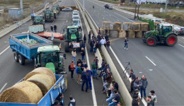 Agriculteurs et tracteurs mobilisés sur l'A71 à Clermont-Ferrand