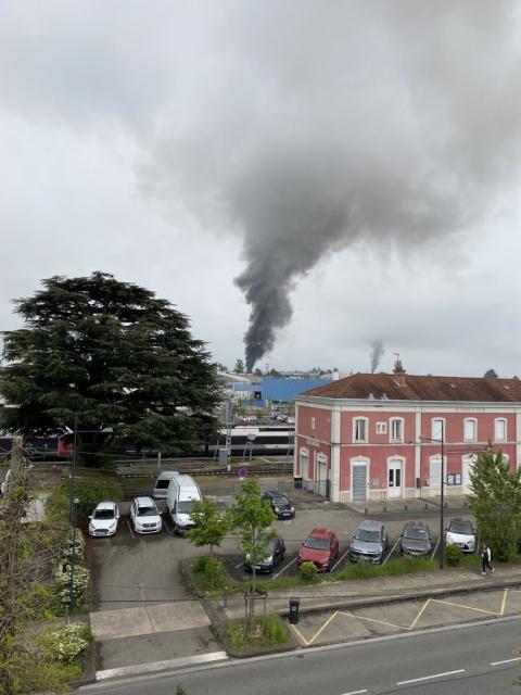 Le panache de fumée à Rillieux-la-Pape © Radio Scoop