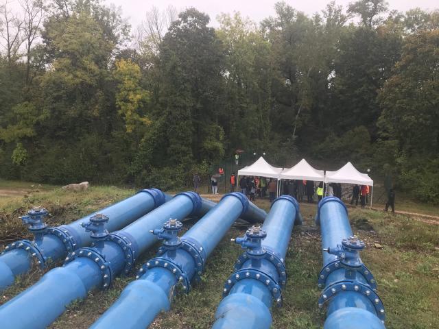 Les tuyaux qui acheminent l'eau du Rhône. © Radio Scoop