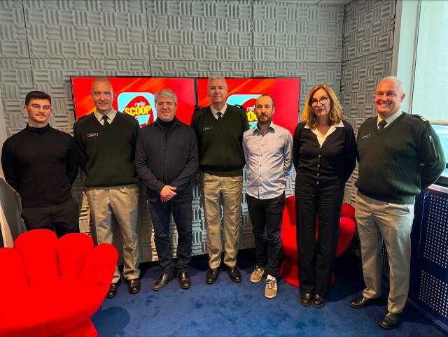 Le gouverneur militaire de Lyon Denis Mistral (au centre) dans les studios de Radio SCOOP © Radio SCOOP