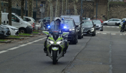 Un policier à moto à Villeurbanne après une fusillade au Tonkin.