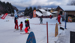Des skieurs en herbe à Chalmazel (Loire)