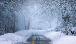 Une route glissante à cause du verglas.