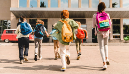 Des enfants pendant une rentrée scolaire.