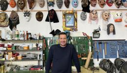 Sébastien Bunel dans les ateliers des Marionnettes des Alpes