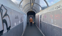 Le couloir menant à l'ascenseur du Crêt-de-Roc, à Saint-Ãtienne