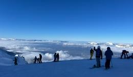 Des skieurs sur une piste