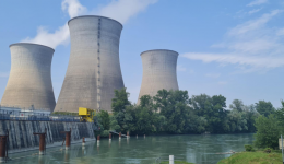 Les tours aéroréfrigérantes de la centrale nucléaire du Bugey.