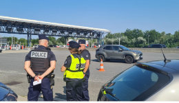 Des policiers lors d'un contrôle routier.